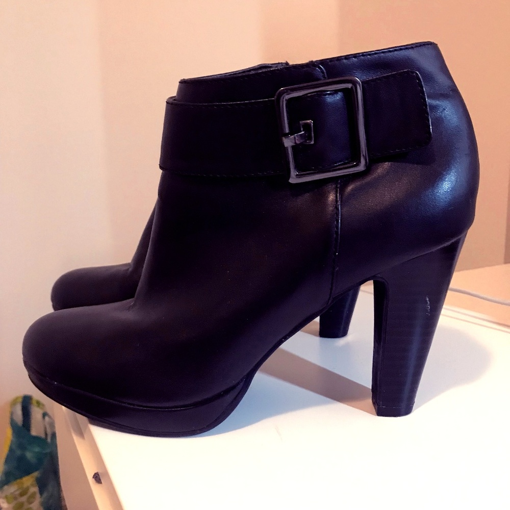 Giani Bernini Booties with buckle